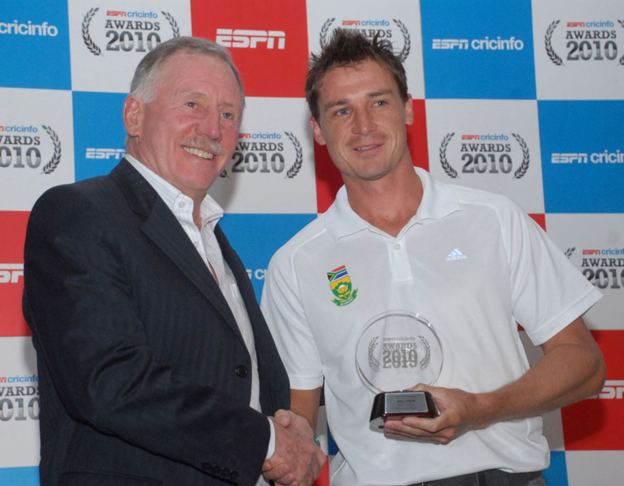 Dale Steyn receives the ESPNcricinfo Test bowling award from Ian Chappell, Bangalore, February 14, 2011