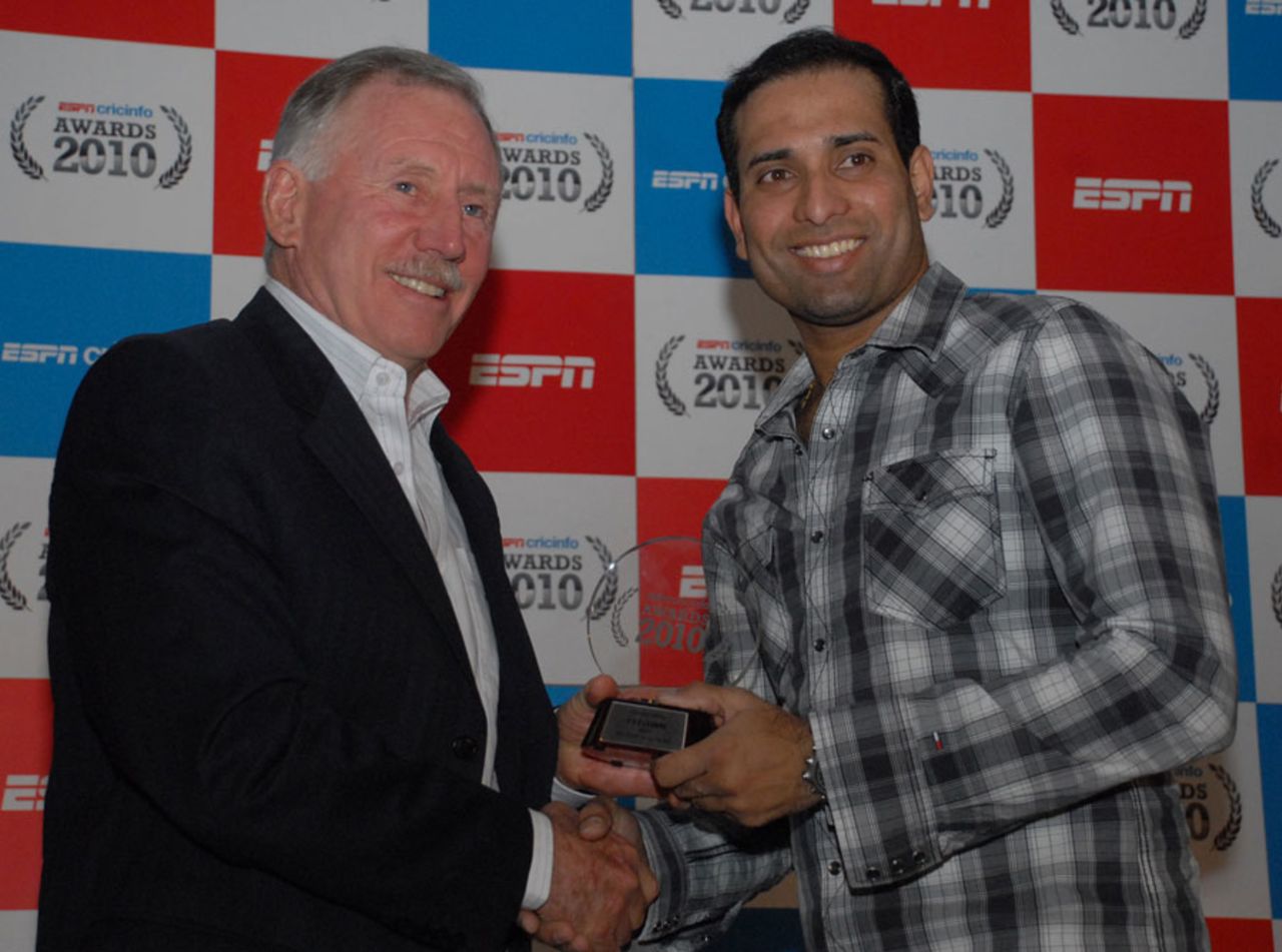 Ian Chappell presents the ESPNcricinfo Test batting award to VVS Laxman, Bangalore, February 14, 2011