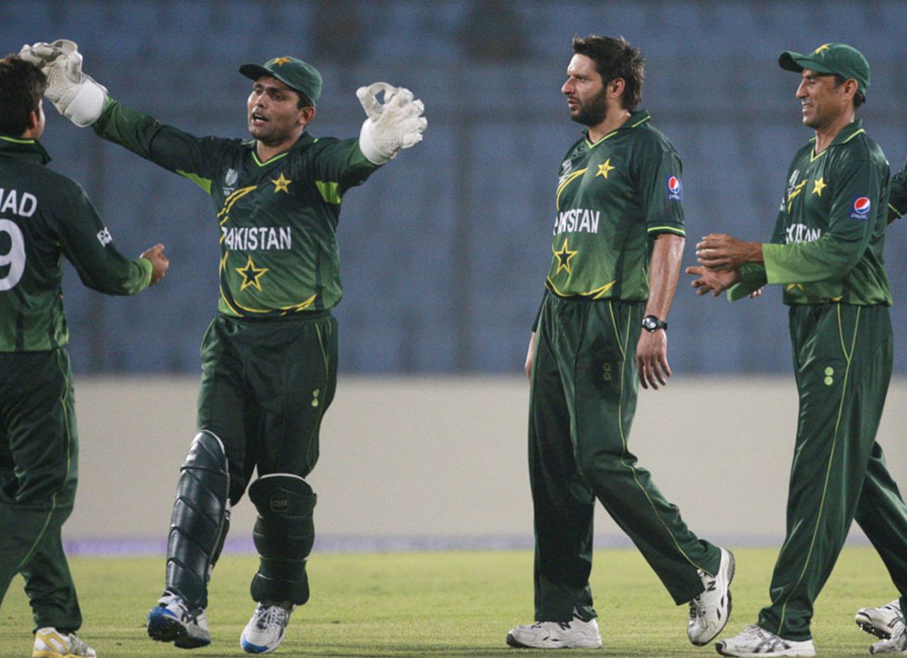 The Pakistan team celebrates the fall of Mahmuddulah's wicket, Bangladesh v Pakistan, World Cup warm-up match, Mirpur, February 15, 2011
