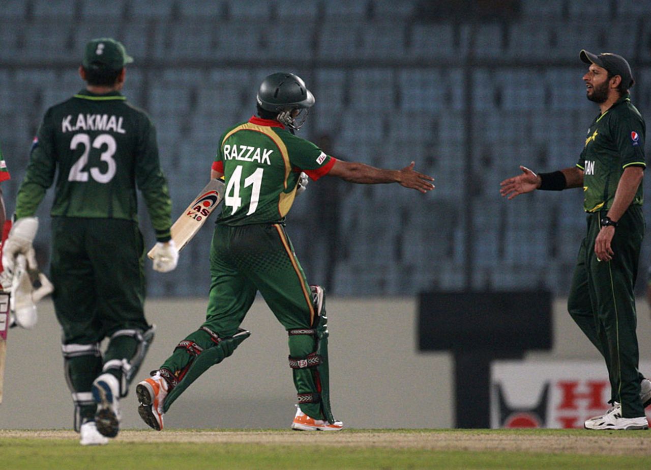 Abdur Razzak congratulates Pakistan captain Shahid Afridi after Pakistan's victory, Bangladesh v Pakistan, World Cup warm-up match, Mirpur, February 15, 2011

