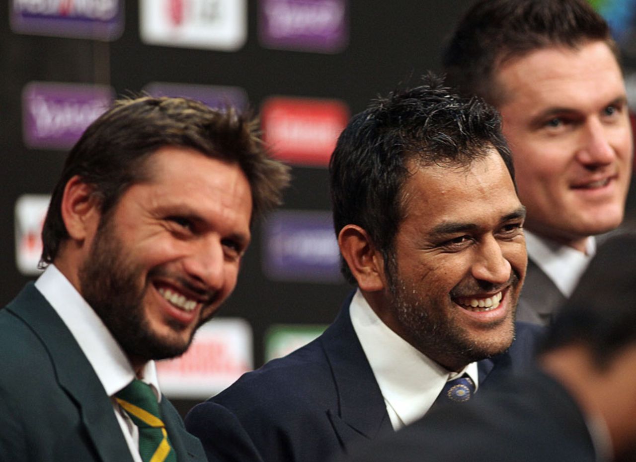 Shahid Afridi, MS Dhoni and Graeme Smith smile ahead of the opening ceremony, Dhaka, February 17, 2011