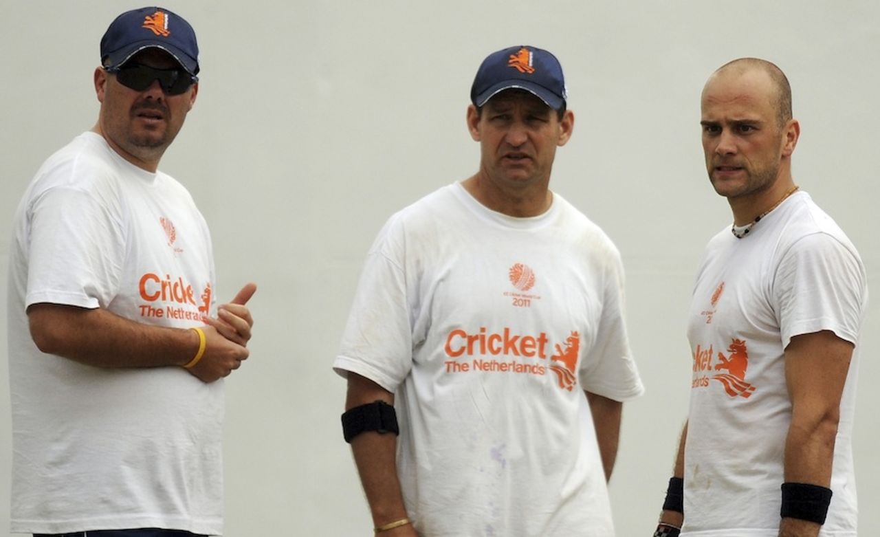 Atse Buurman and Netherlands coach Peter Drinnen during a training session in Nagpur, World Cup 2011, February 20, 2011