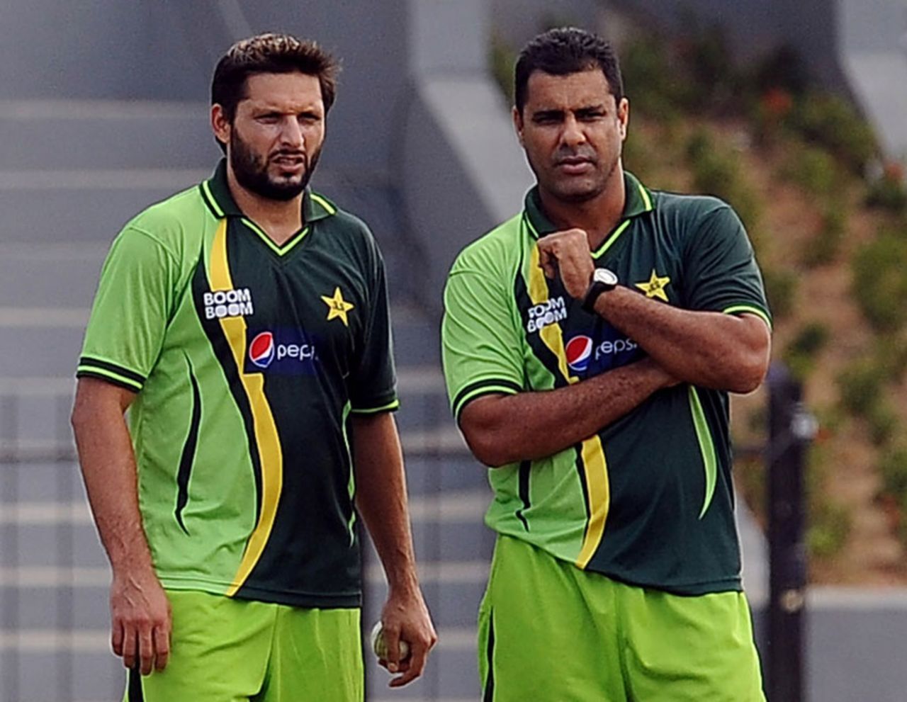 Shahid Afridi and Waqar Younis watch Pakistan training, Hambantota, February 21, 2011