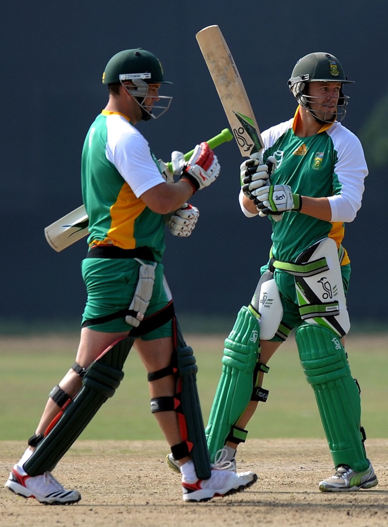 Jacques Kallis and AB de Villiers have a bat, Delhi, February 21, 2011