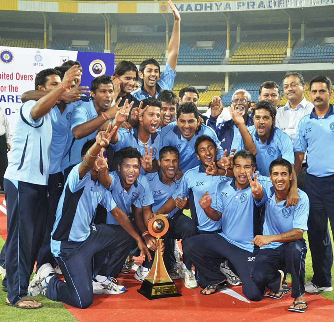 Jharkhand celebrate their Vijay Hazare Trophy title win, Jharkhand v Gujarat, Vijay Hazare Trophy final, Indore, March 1, 2011