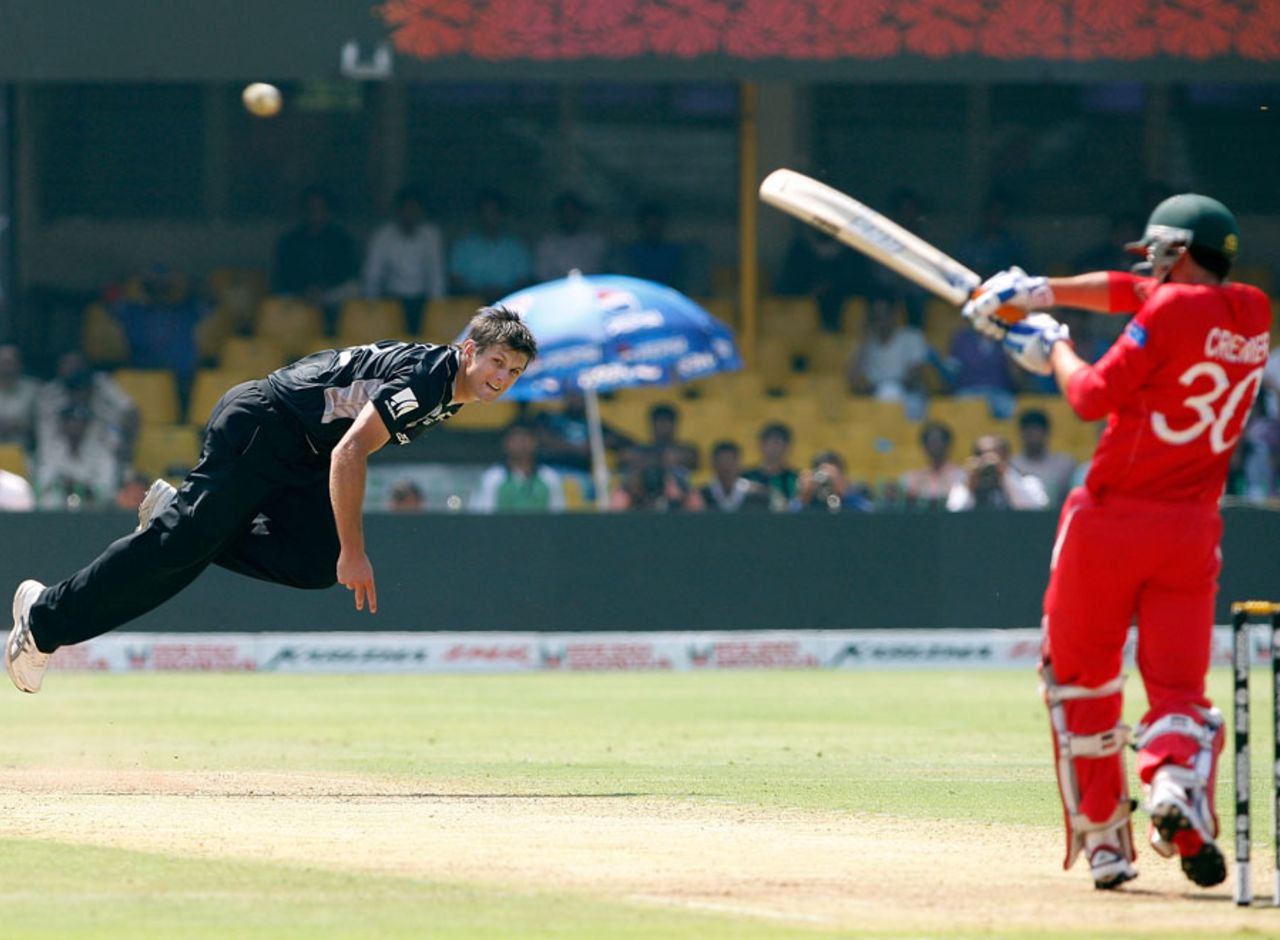 Graeme Cremer pulls Hamish Bennett in the air, New Zealand v Zimbabwe, Group A, World Cup 2011, Motera, March 4, 2011