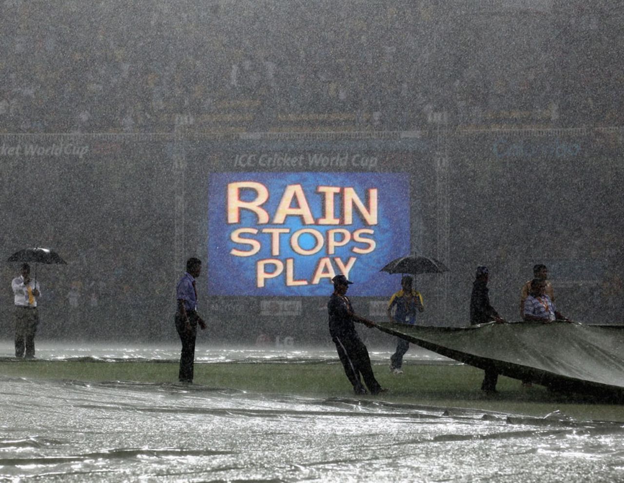 The rain came pouring down to halt the Sri Lanka-Australia match after 32.5 overs, Sri Lanka v Australia, Group A, World Cup 2011, Colombo, March 5, 2011