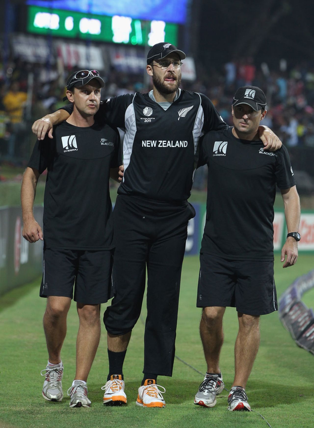 Daniel Vettori was assisted off the field after injuring his knee, New Zealand v Pakistan, Group A, World Cup, Pallekele, March 8, 2011