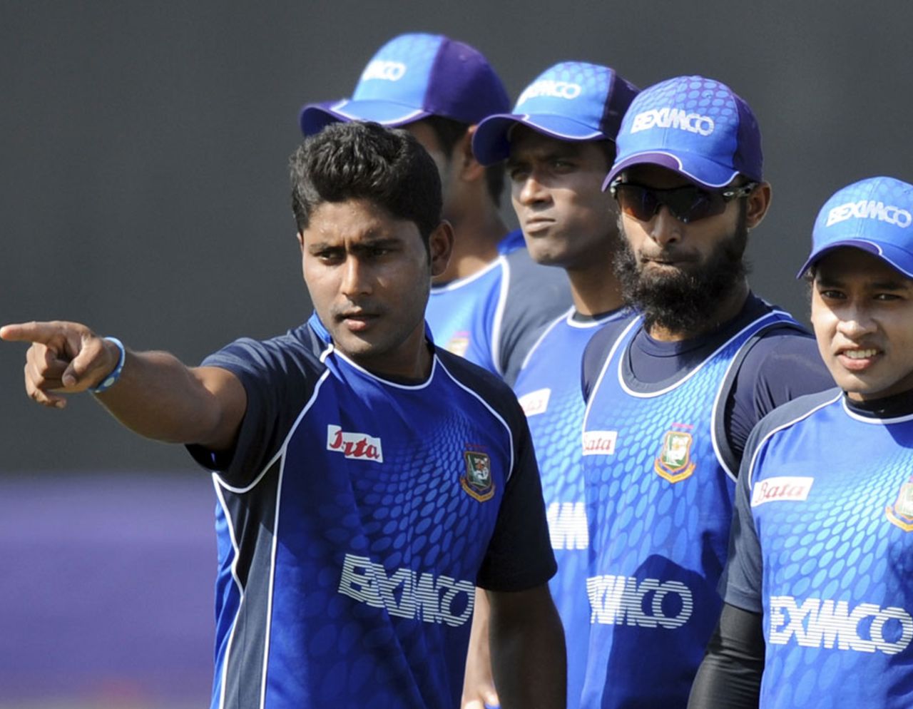 Bangladesh players share a thought at practice, Chittagong, March 9, 2011