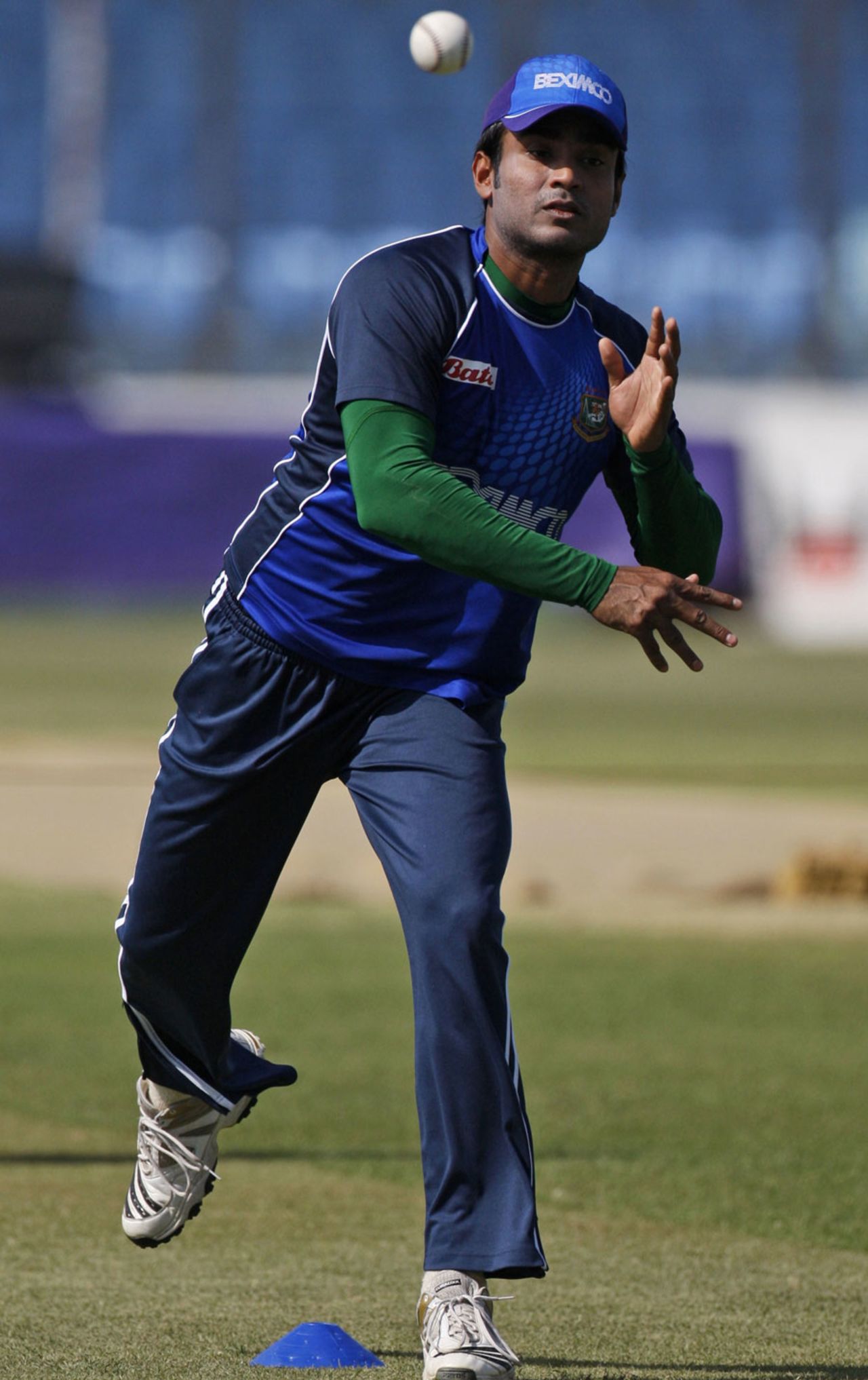 Junaid Siddique practises his throwing, Chittagong, March 9, 2011