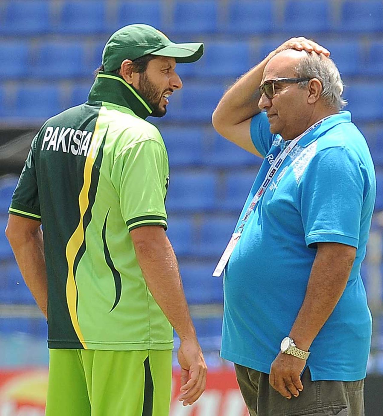 Shahid Afridi and Intikhab Alam have a chat, Pallekele, March 13, 2011
