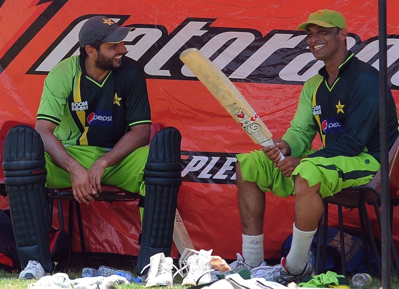 Shoaib Akhtar and Shahid Afridi have a laugh, World Cup, Colombo, March 17, 2011