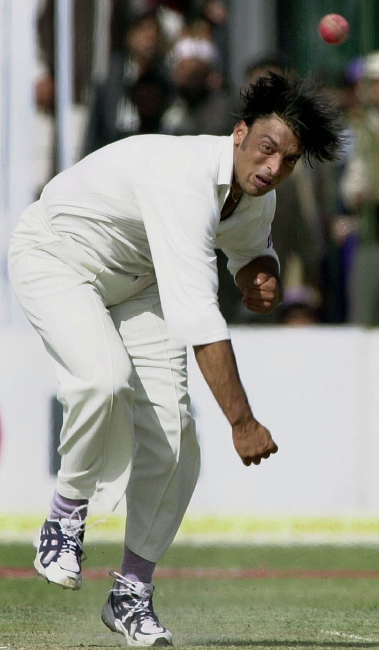 Shoaib Akhtar runs in to bowl, Pakistan v Sri Lanka, 2nd Test, Day 2, Peshawar, March 6, 2000