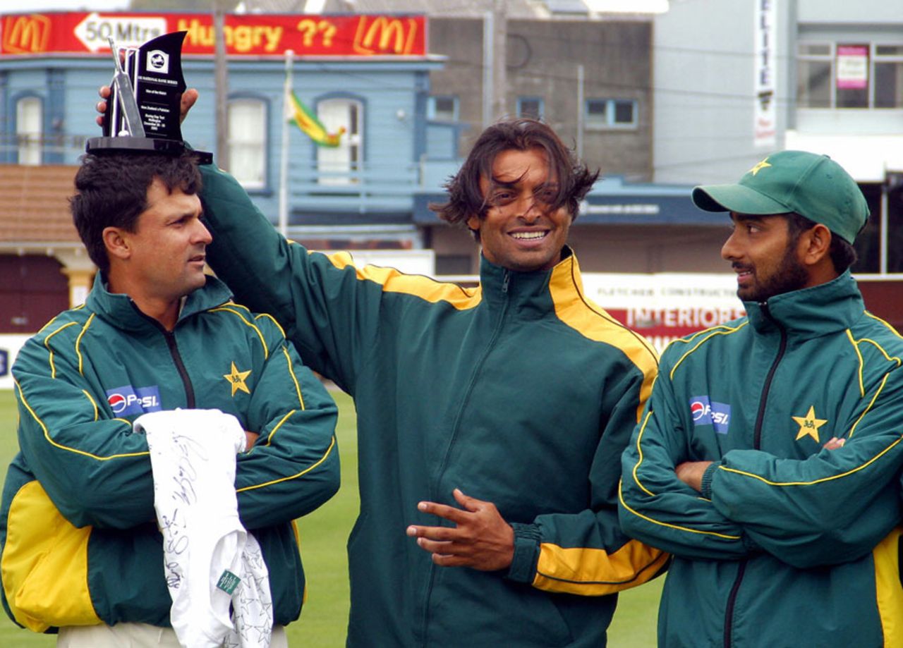 Shoaib Akhtar has some fun with his Man of the Match award, New Zealand v Pakistan, 2nd Test, Day 5, Wellington, December 30, 2003