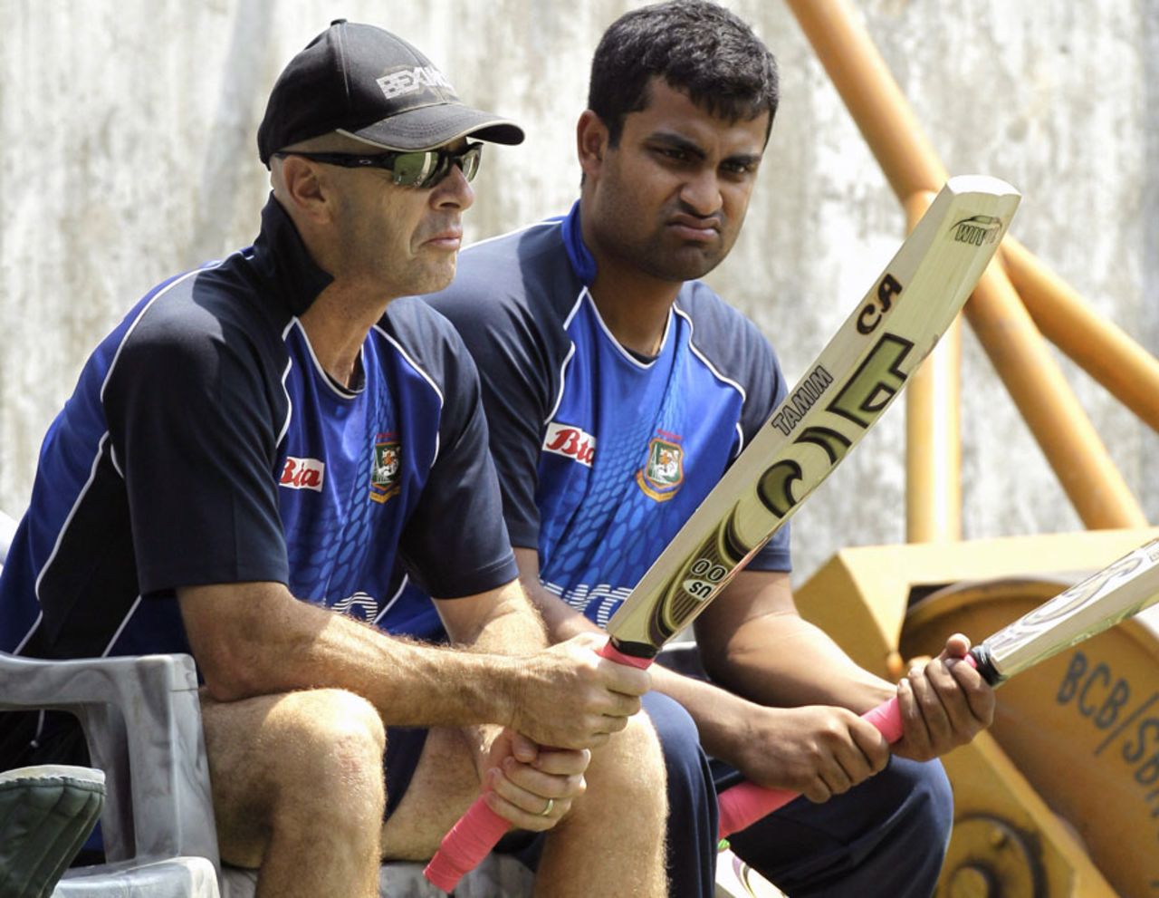 Coach Jamie Siddons and Tamim Iqbal inspect bats during a training session, Mirpur, March 18, 2011