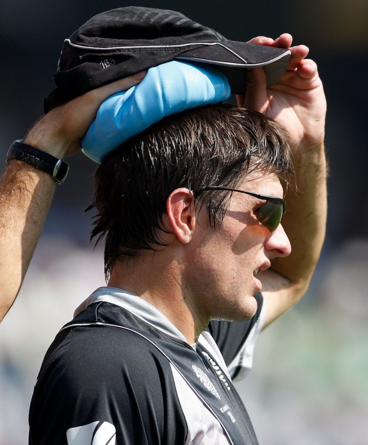 Hamish Bennett cools off on a hot day, New Zealand v Sri Lanka, Group A, World Cup 2011, Mumbai, March 18, 2011