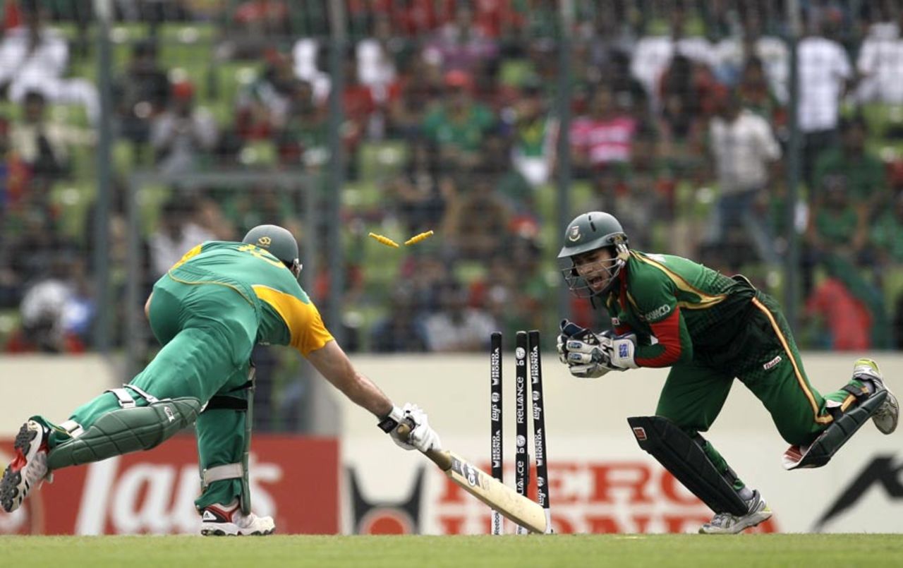 Mushfiqur Rahim stumps Graeme Smith, Bangladesh v South Africa, Group B, World Cup 2011, Mirpur, March 19, 2011
