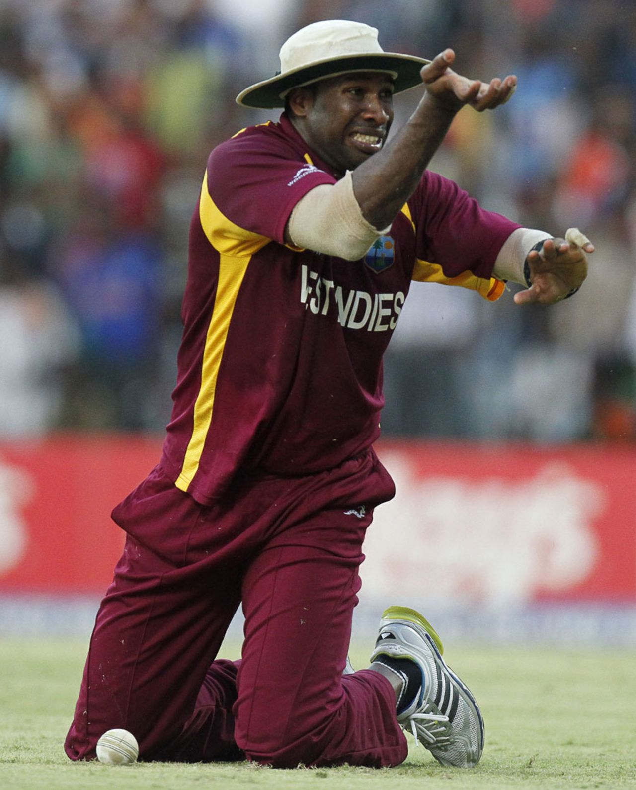 Kieron Pollard hurt his finger while taking a diving catch, India v West Indies, Group B, World Cup 2011, March 20, 2011