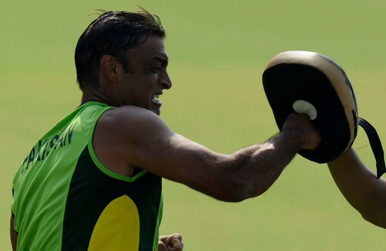 Shoaib Akhtar boxes during Pakistan's training session ahead of their semi-final clash with India, Mohali, World Cup 2011, March 26, 2011 
