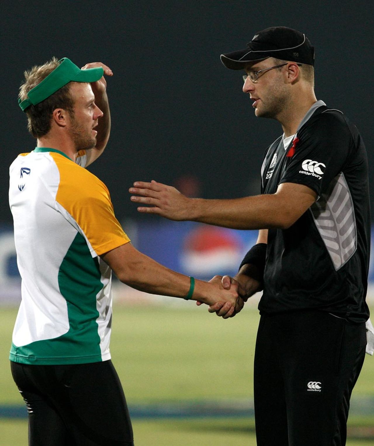 AB de Villiers shakes hands with Daniel Vettori after the defeat, New Zealand v South Africa, 3rd quarter-final, Mirpur, World Cup 2011, March 25, 2011