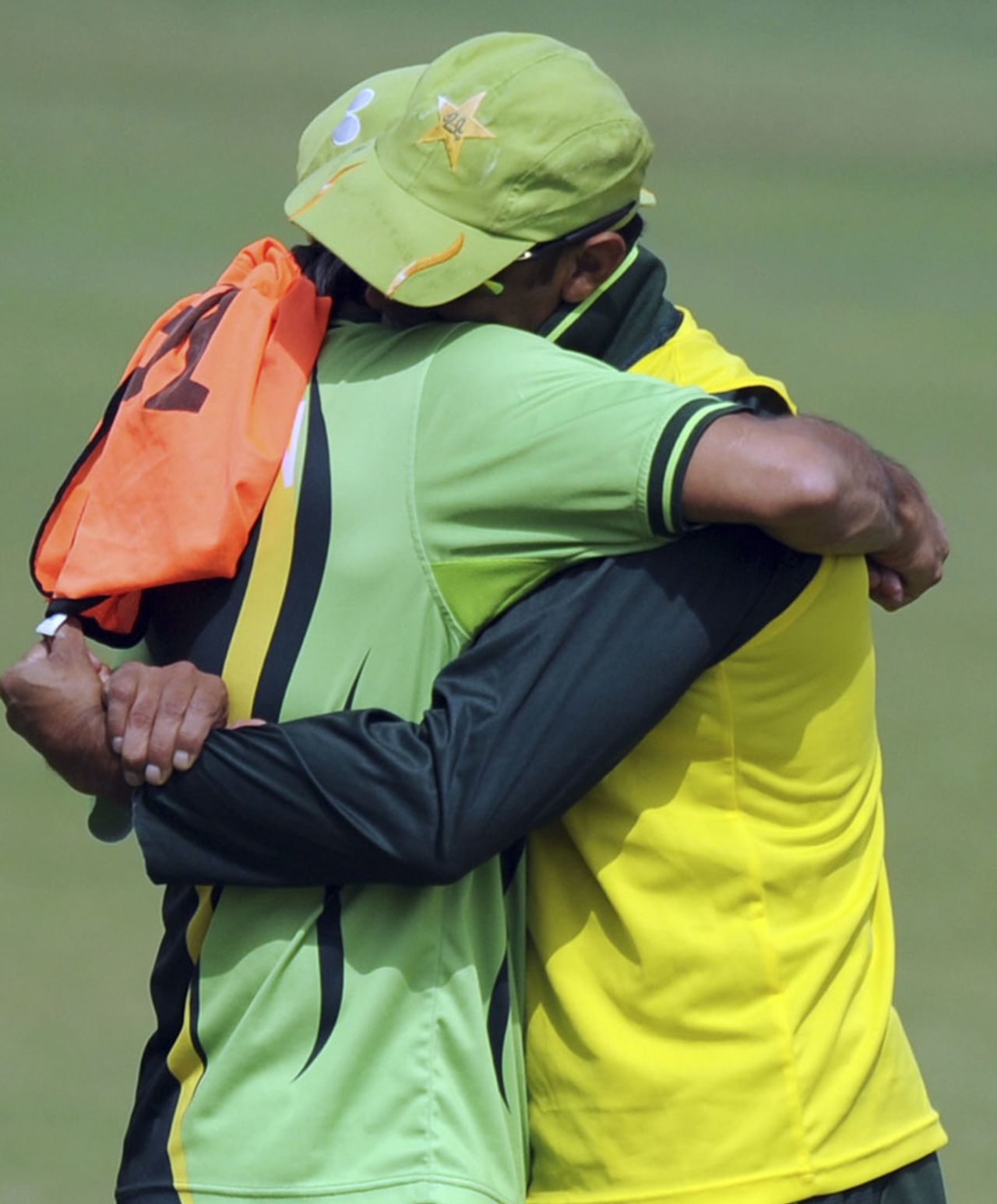 Saeed Ajmal gives Shoaib Akhtar a hug during practice, Mohali, March 28, 2011