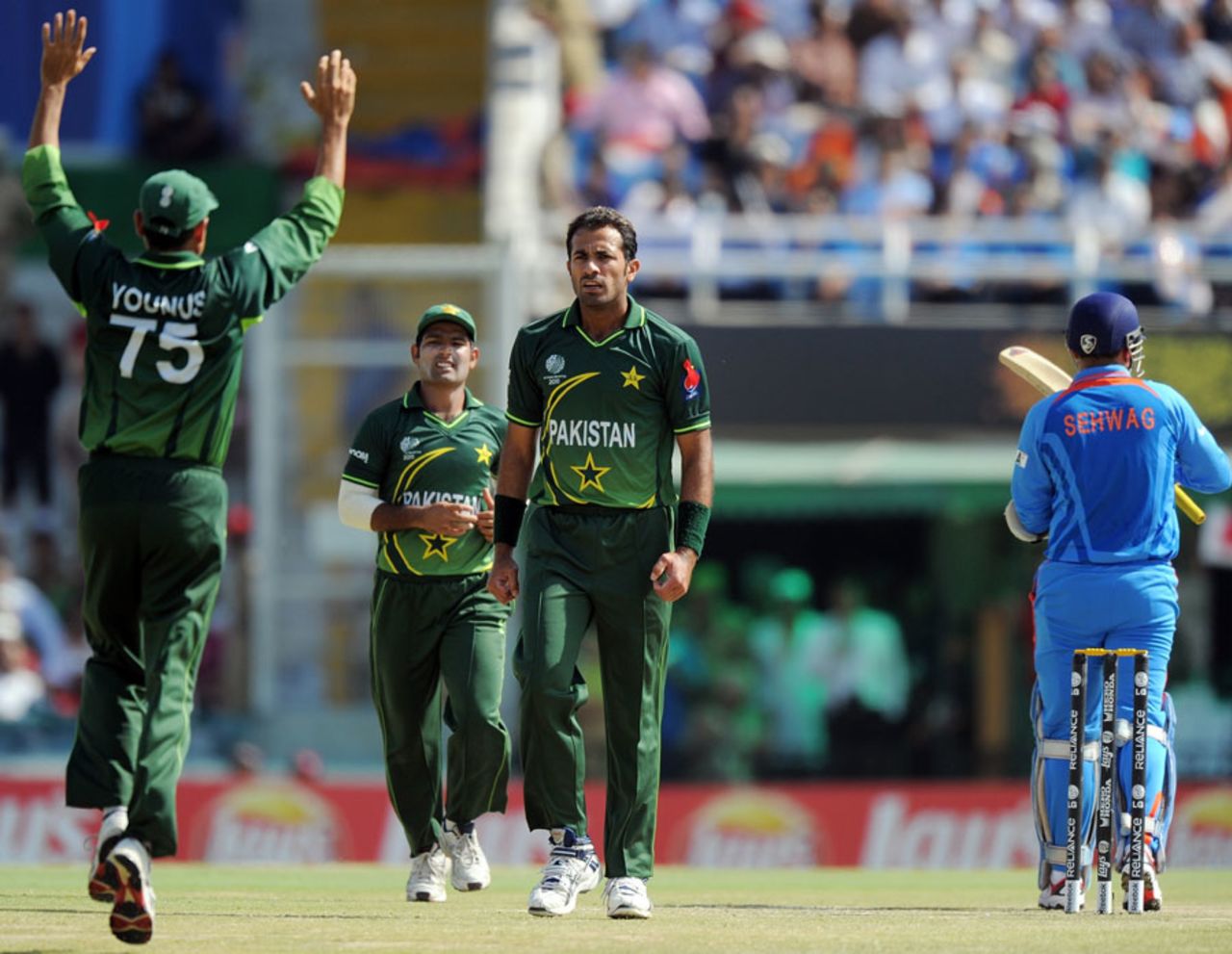 Pakistan get-together after Virender Sehwag's dismissal, India v Pakistan, 2nd semi-final, World Cup 2011, Mohali, March 30, 2011