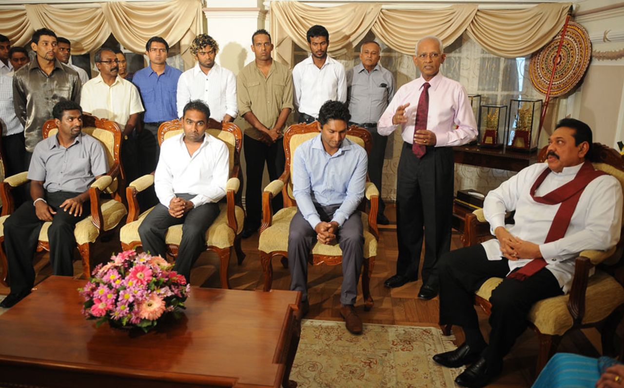 The Sri Lankan team sit with their country's president Mahinda Rajapakse, Colombo, April 4, 2011