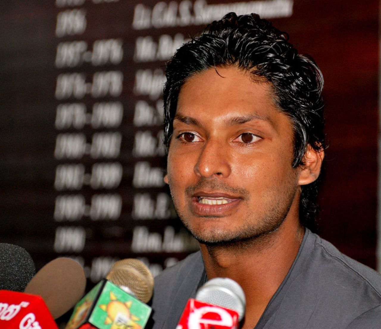 Kumar Sangakkara announces his decision to step down as Sri Lanka captain during a press conference, Colombo, April 5, 2011