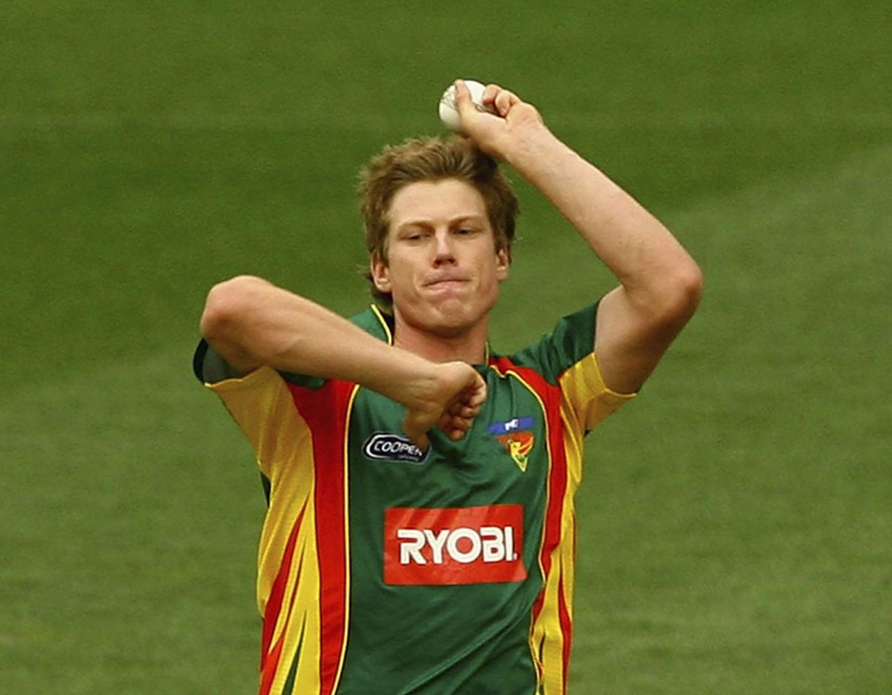 James Faulkner runs up to bowl, Victoria v Tasmania, Ryobi Cup final, Melbourne, February 27, 2011