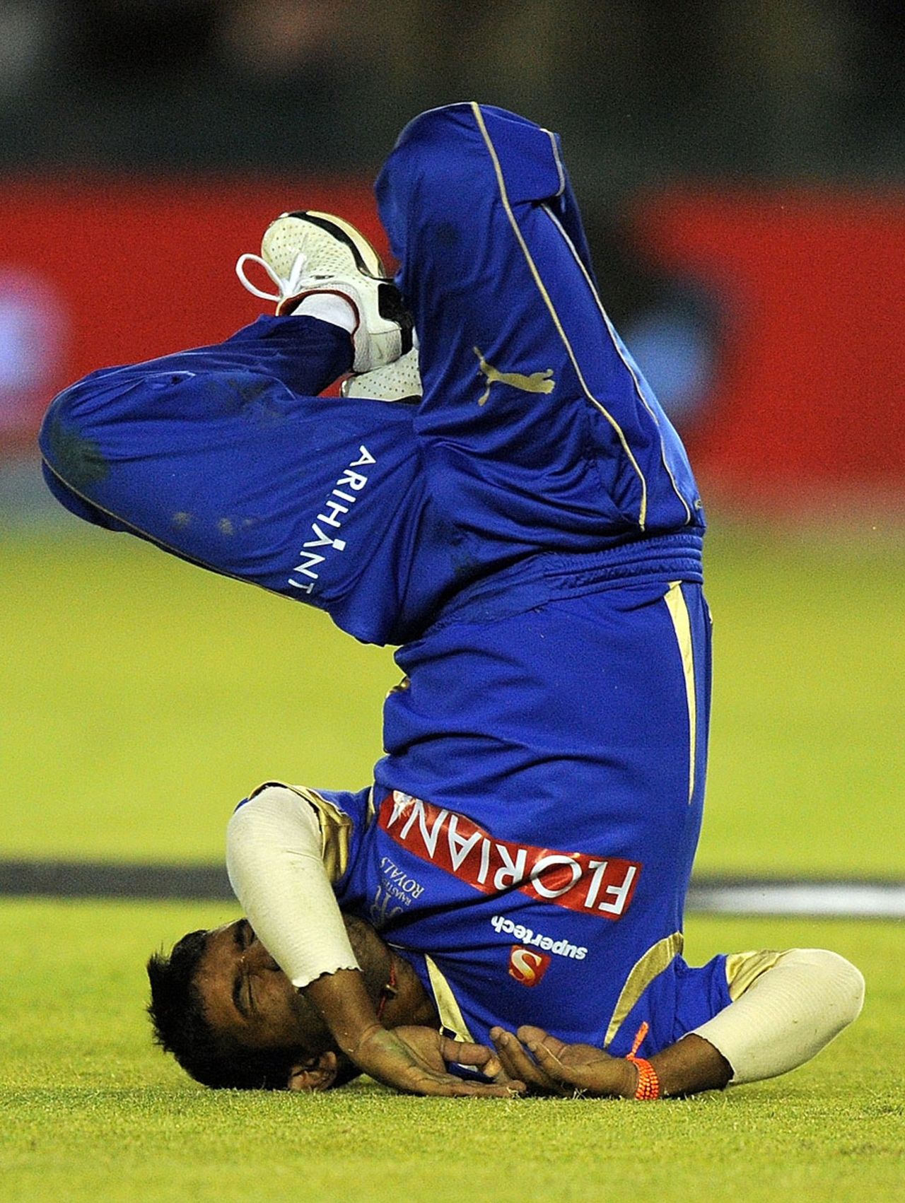 Swapnil Asnodkar unsuccessfully attempts to take a catch, Kings XI Punjab v Rajasthan Royals, IPL 2011, Mohali, April 21, 2011