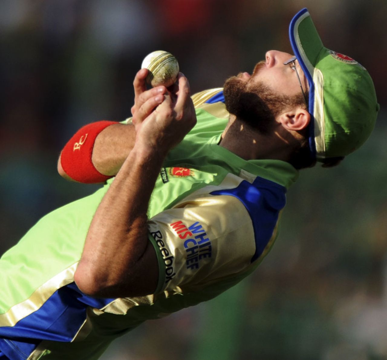 Daniel Vettori arches back to take the catch of Vinay Kumar, Bangalore v Kochi, IPL 2011, Bangalore, May 8, 2011