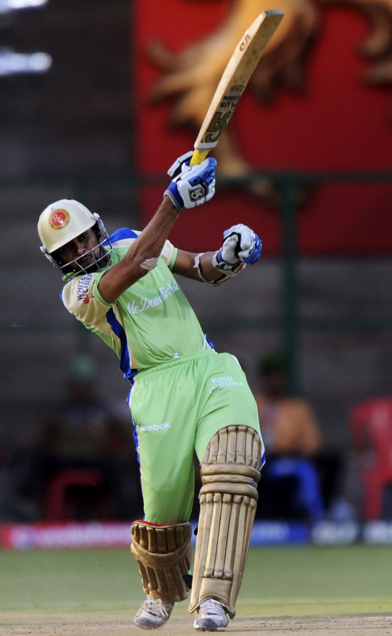 Tillakaratne Dilshan lofts one-handed over mid-on, Bangalore v Kochi, IPL 2011, Bangalore, May 8, 2011