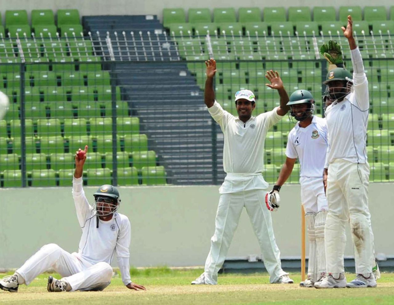 Rajshahi appeal for a wicket against Dhaka, Rajshahi Division v Dhaka Division, final, Day 1, Mirpur, May 10, 2011