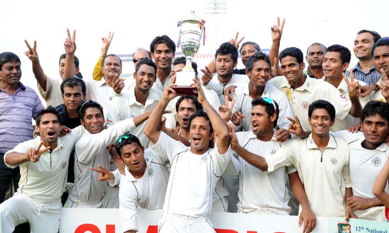 Rajshahi's players celebrate winning the National Cricket League, Rajshahi v Dhaka, National Cricket League final, Mirpur, May 14, 2011 
