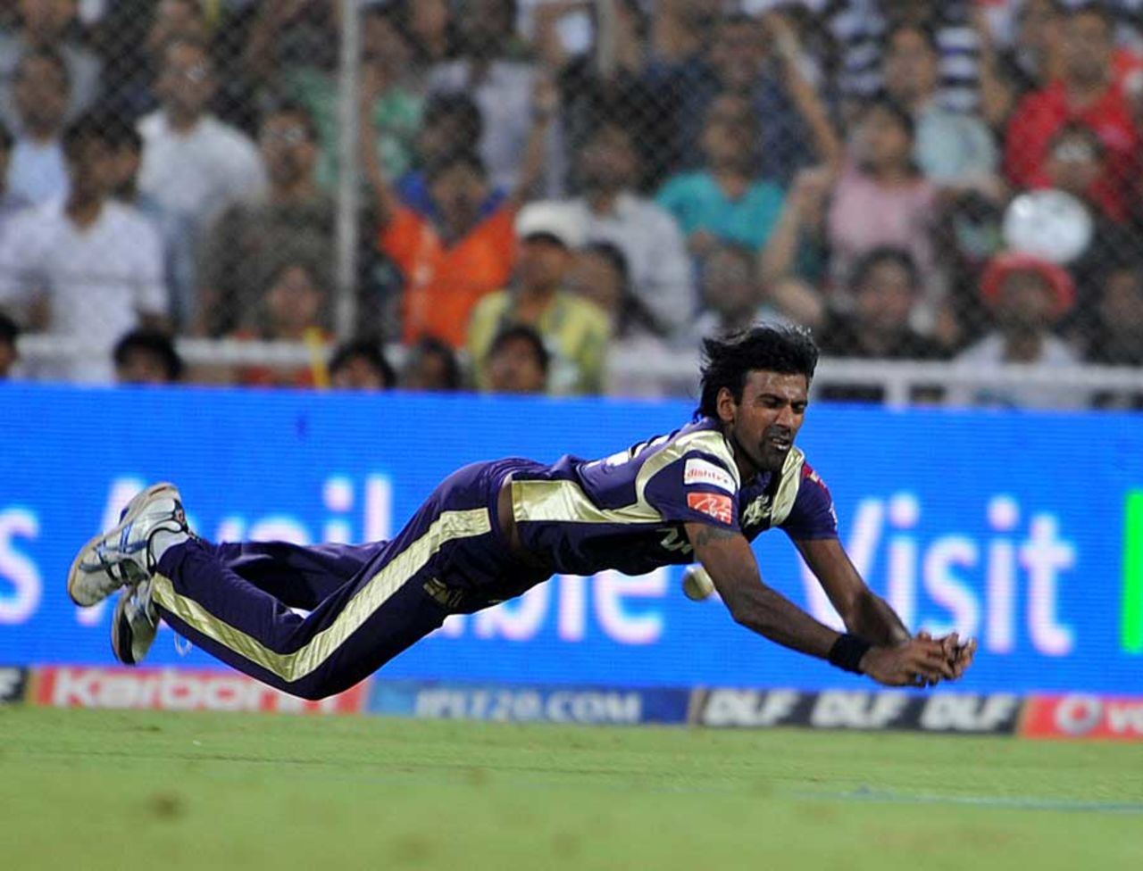 L Balaji spills a chance, Pune Warriors v Kolkata Knight Riders, IPL 2011, Navi Mumbai, May 19, 2011