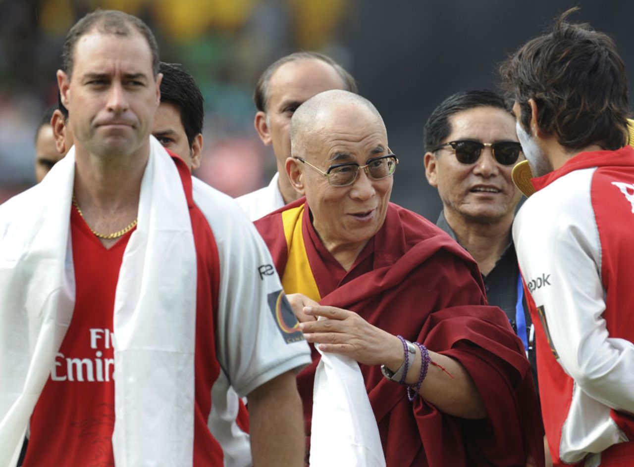 Michael Bevan meets the Dalai Lama, Kings XI Punjab v Deccan Chargers, IPL 2011, Dharamsala, May 21, 2011