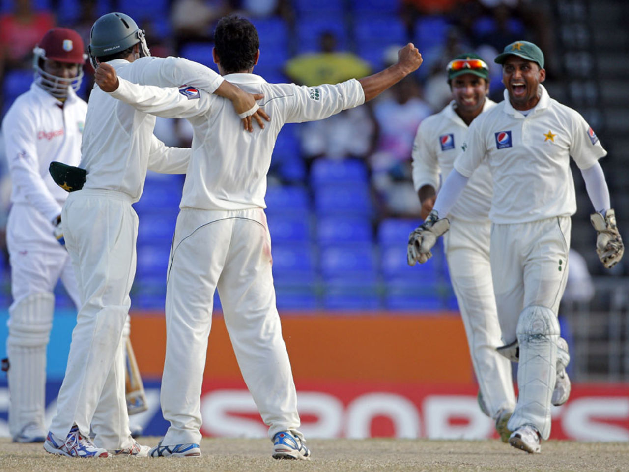 Pakistan celebrate Marlon Samuels' exit, West Indies v Pakistan, 2nd Test, St Kitts, 4th day, May 23, 2011