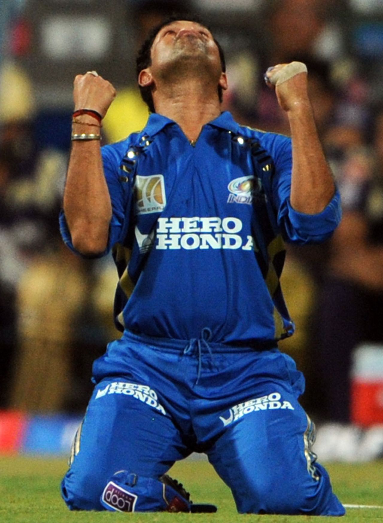 Sachin Tendulkar celebrates after taking a low catch to dismiss Jacques allis, Mumbai v Kolkata, Eliminator, IPL 2011, Mumbai, May 25, 2011