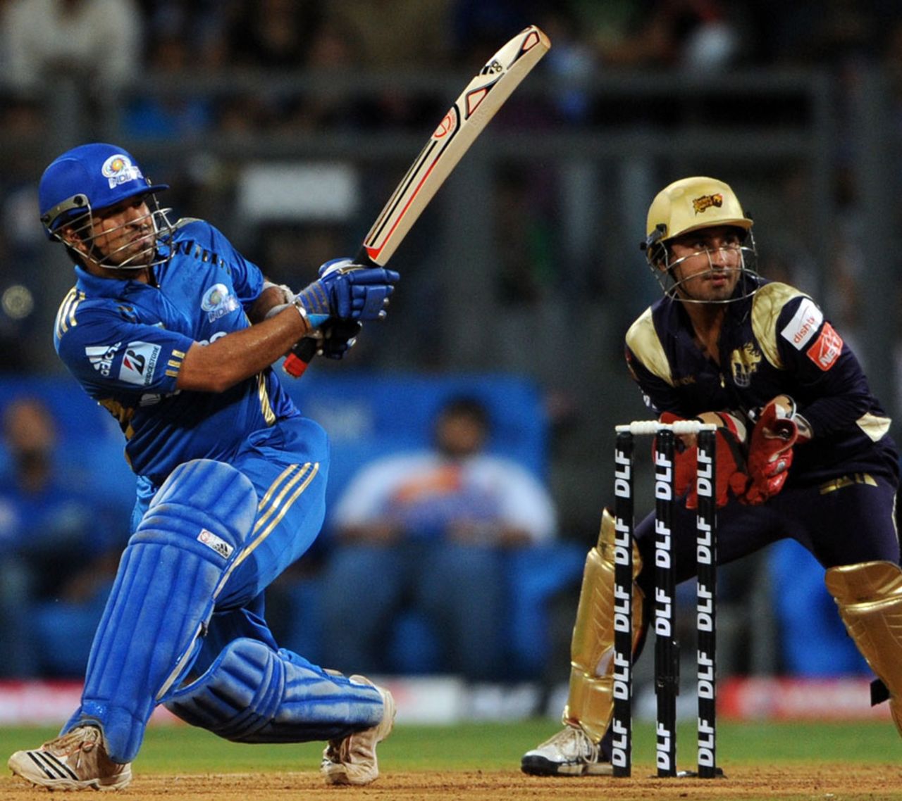 Sachin Tendulkar sweeps as Shreevats Goswami looks on, Mumbai v Kolkata, Eliminator, IPL 2011, Mumbai, May 25, 2011