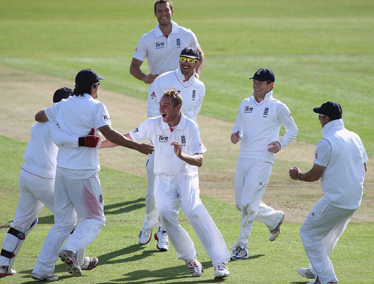 England begin celebrating after Stuart Broad claims the final wicket, England v Sri Lanka, 1st Test, Cardiff, 5th day, May 30, 2011