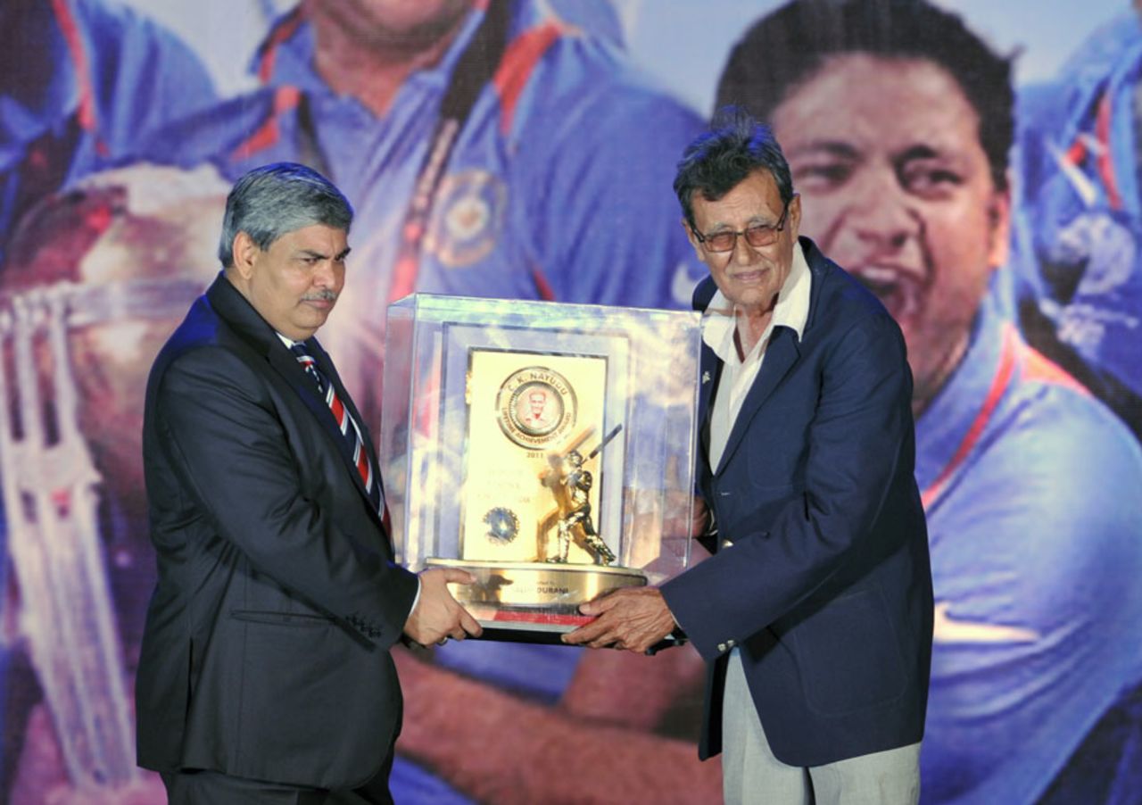 Salim Durani receives the BCCI's lifetime achievement award, Mumbai, May 31, 2011