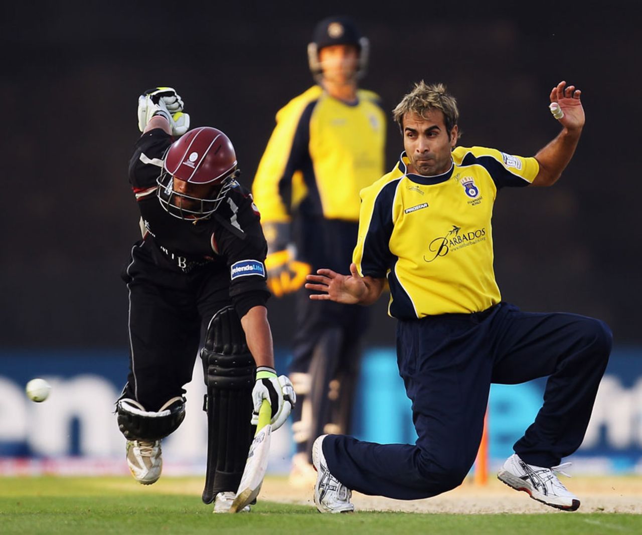 Imran Tahir avoids a collision with Arul Suppiah, Hampshire v Somerset, South group, Friends Life t20, Rose Bowl, June 1, 2011