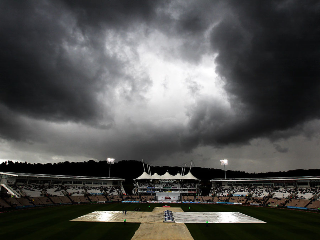 The rain returns at the Rose Bowl on a disappointing day, England v Sri Lanka, 3rd Test, Rose Bowl, June 16, 2011