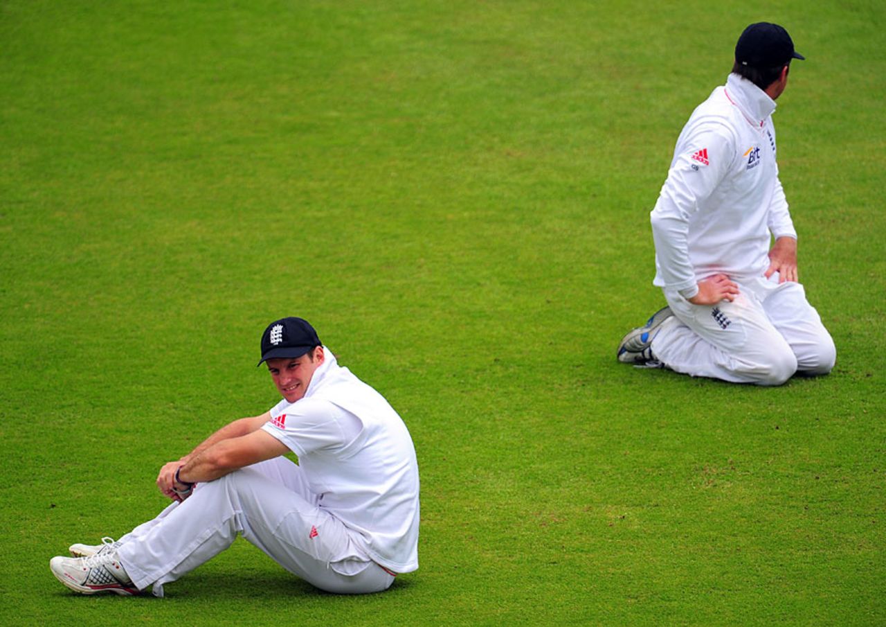 Andrew Strauss and Graeme Swann missed a chance in the slips, England v Sri Lanka, 3rd Test, Rose Bowl, June 20, 11