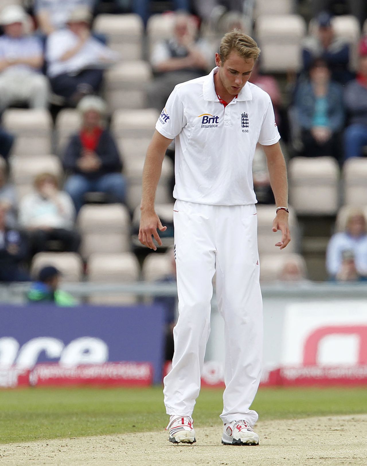 Stuart Broad had a problem with a bruised heel, England v Sri Lanka, 3rd Test, Rose Bowl, June 20, 11