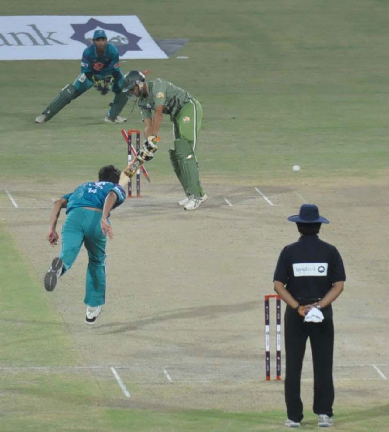 Sohail Tanvir ends Multan's innings by bowling Zulfiqar Babar, Multan v Rawalpindi, Faysal Bank Super Eight T-20 Cup, Faisalabad, June 28, 2011