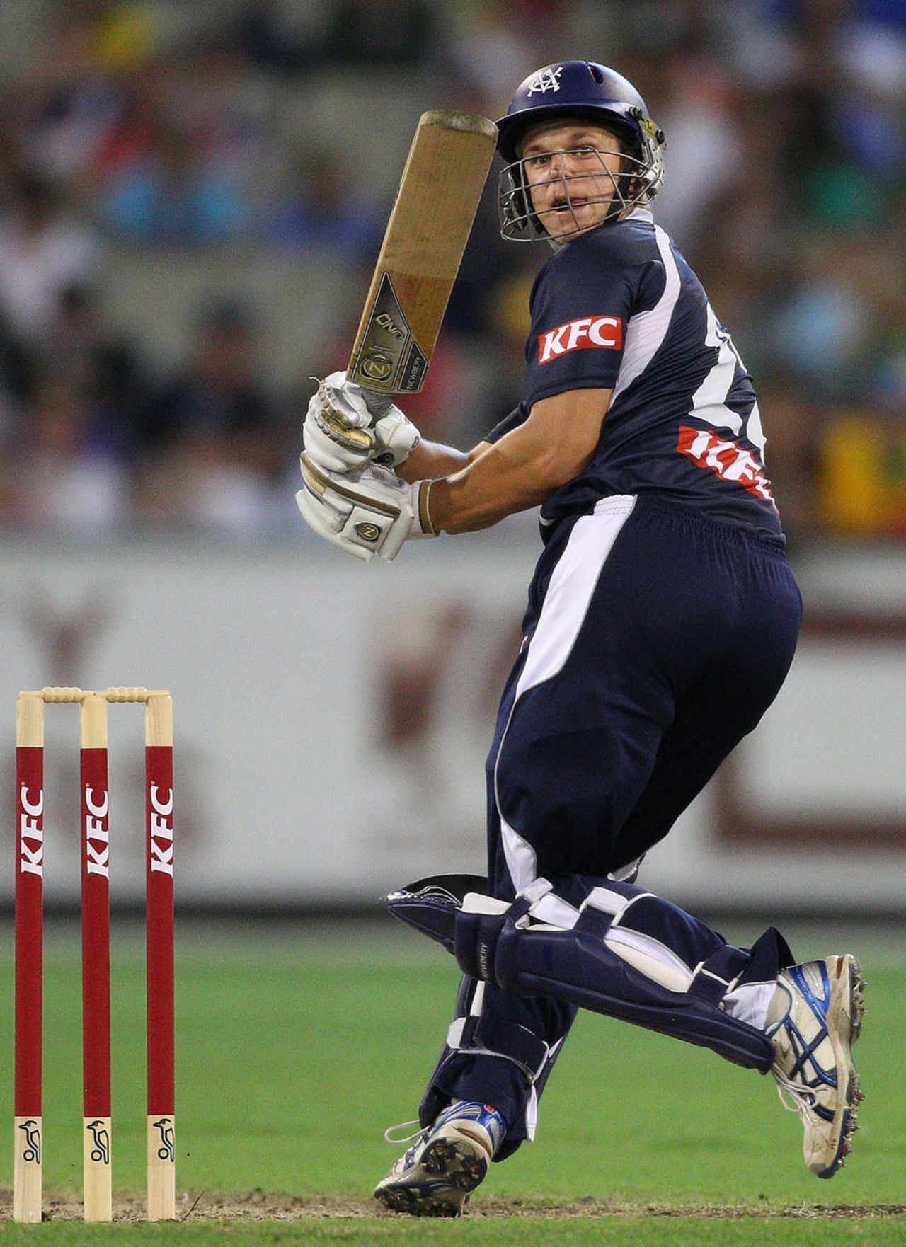 Evan Gulbis whips the ball around the corner, Victoria v New South Wales, Big Bash, Melbourne, January 22, 2011