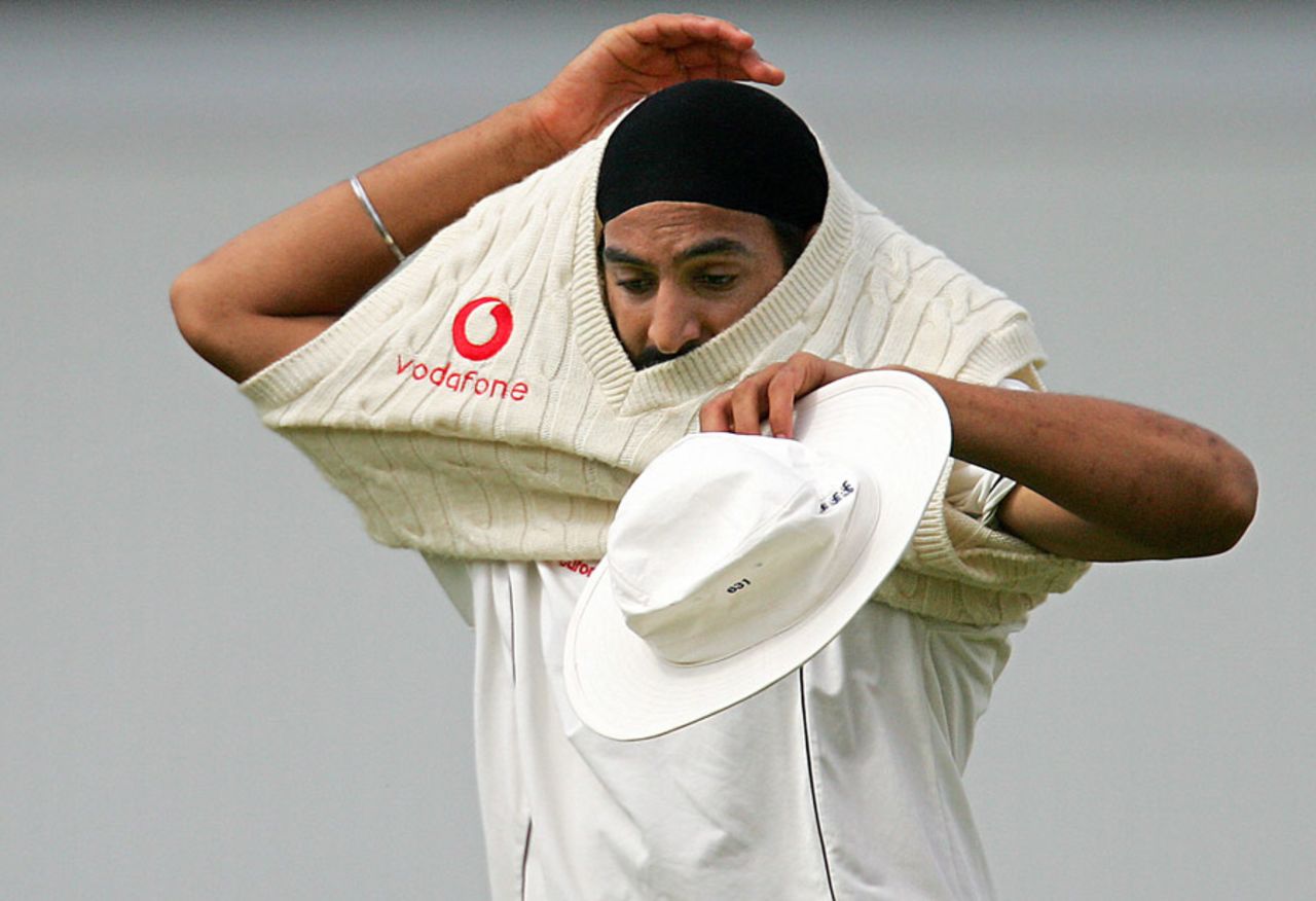Monty Panesar puts on his sweater, third Test, England v India, The Oval, 9 August 2007