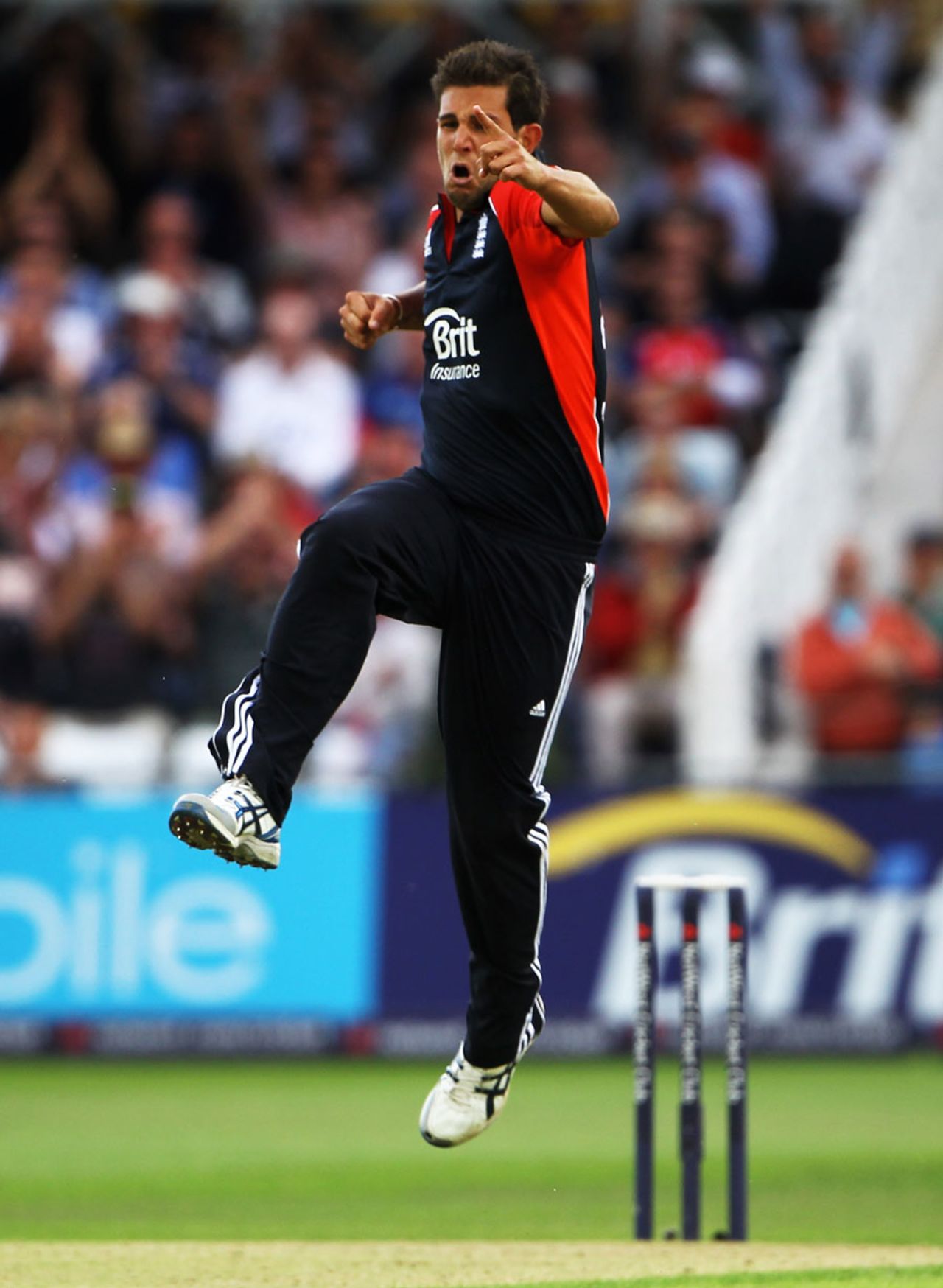 Jade Dernbach claimed career-best figures of 3 for 38, England v Sri Lanka, 4th ODI, Trent Bridge, July 6 2011