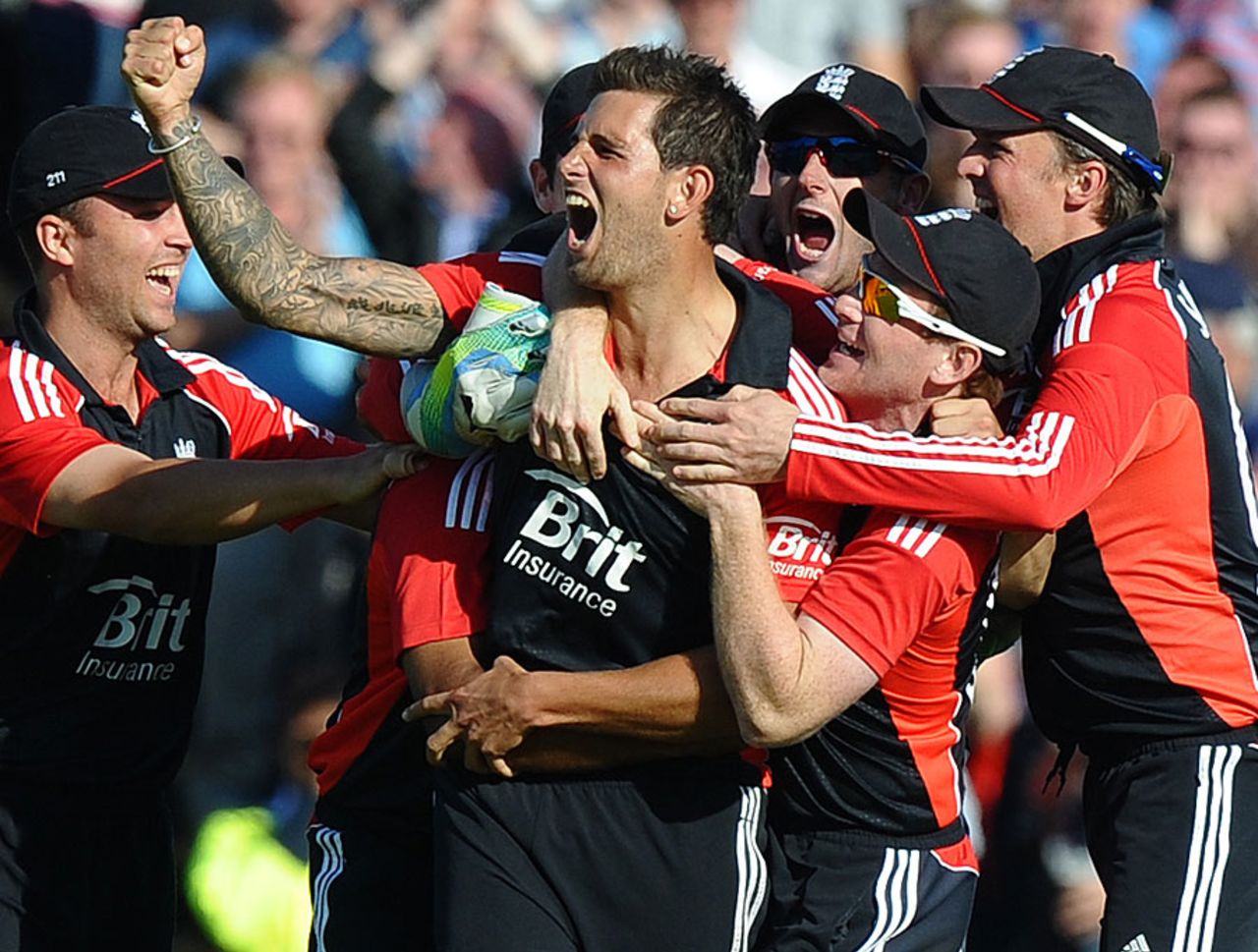 Jade Dernbach took two wickets in two balls to clinch England the match and series, England v Sri Lanka, 5th ODI, Old Trafford, July 9 2011